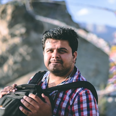 Mannelijke soloreiziger met backpack tijdens een rondreis in de Himalaya
