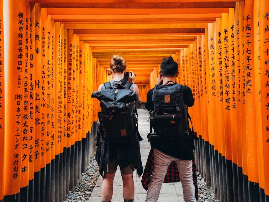 Een man en een vrouw als reismaatjes verkennen samen een tempelpad in Japan